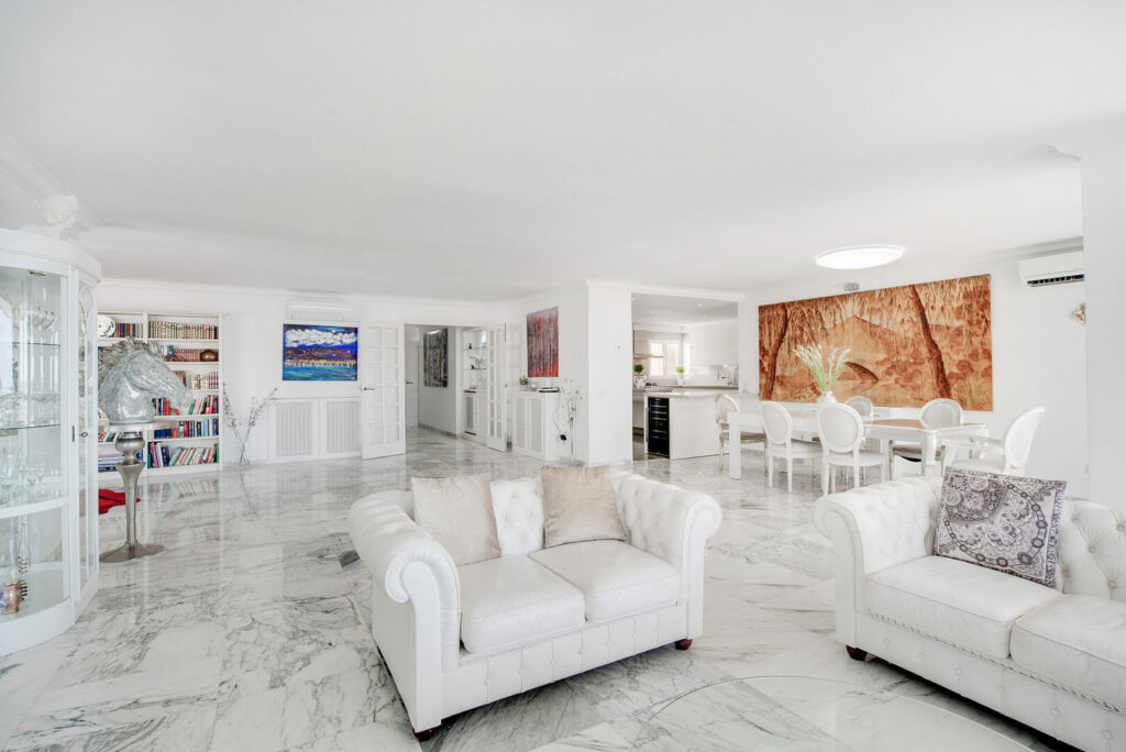 Sala de estar y comedor de planta abierta
